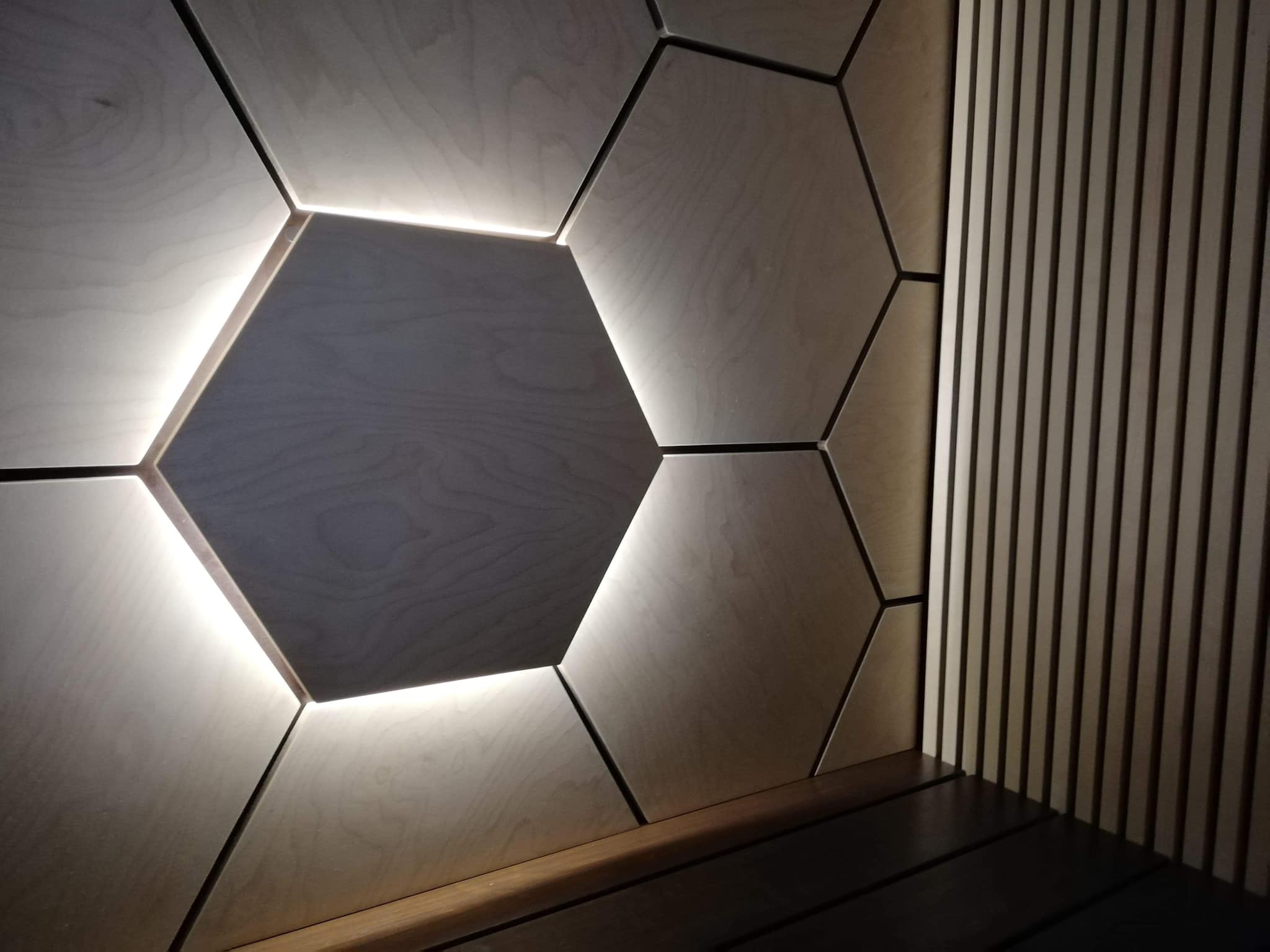 CNC freesitud kuusnurksed seinapaneelid, integreeritud LED-valgustusega